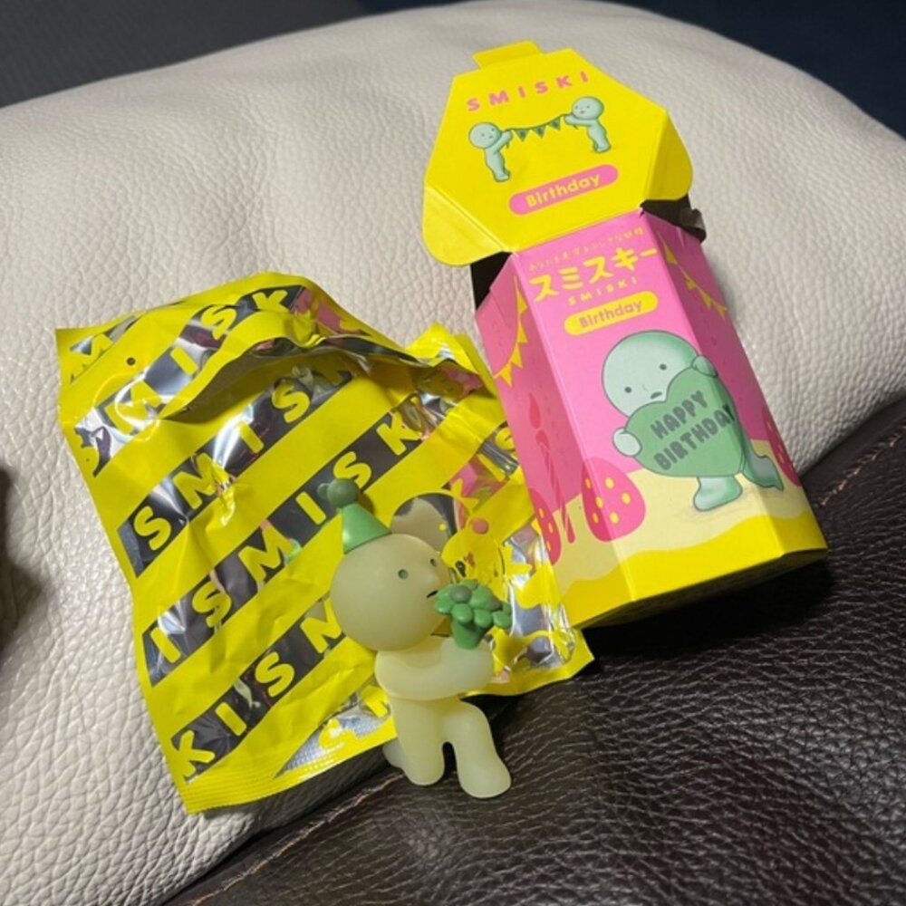 Smiski Birthday Series Giving A Bouquet Of Flowers GLOW IN THE DARK Figure